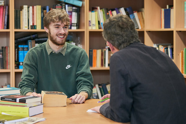 A student and tutor having a 1:1 conversation.